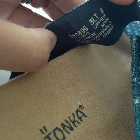 Minnetonka Denim Sandals. Size: 8 - Picture 7 of 7